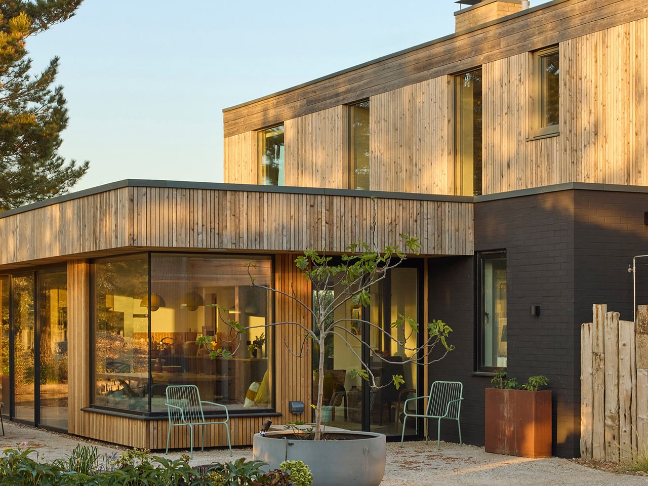 A Reoriented Stair and a Glass-Walled Dining Room Just Fixed This House’s Worst Flaw