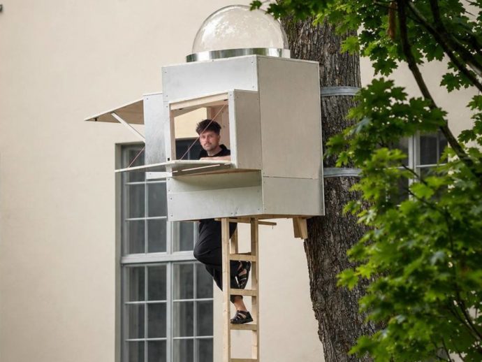 One Architect Quietly Ditched Rent for a 1sqm Treehouse Office