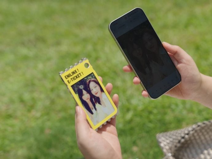 This Color E-Paper Clip Is the Polaroid That Digital Photos Never Had
