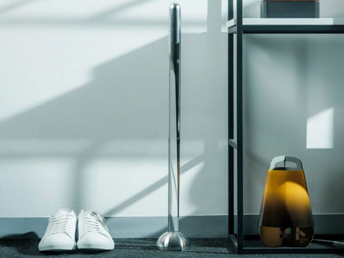 This 27-Inch Japanese Shoehorn Quietly Disappears Into a Clear Acrylic Stand