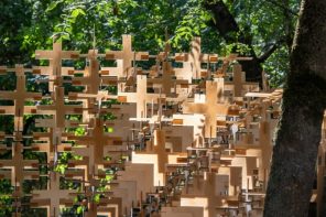 700 Interlocking Pieces, No Glue: The Pavilion That Quietly Disappears