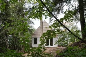 This Ontario Cottage Puts a Covered Outdoor Room Between Its Two Halves