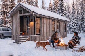 The 296-Square-Foot Yukon Cabin Fits a King Bed Without a Loft